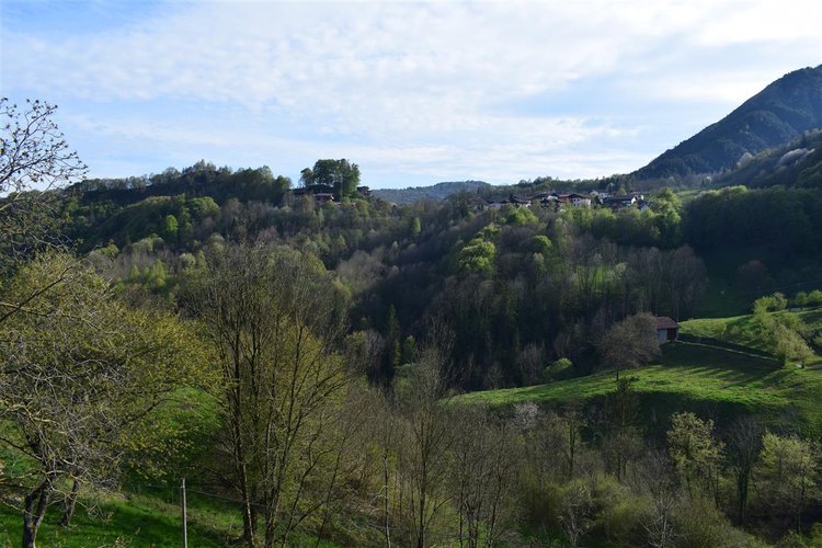 Serina in chalet montano, imperdibile trilocale con godibilissime terrazze panoramiche e box auto Serina