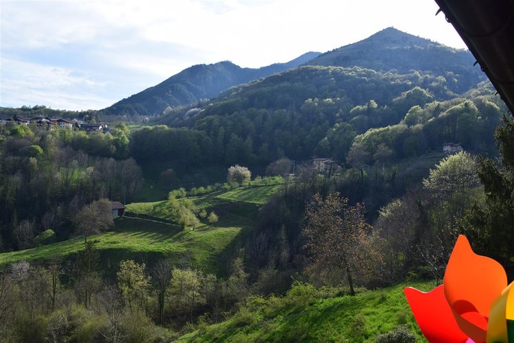 Serina in chalet montano, imperdibile trilocale con godibilissime terrazze panoramiche e box auto Serina