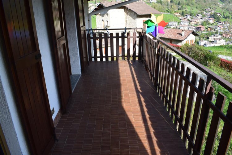 Serina in chalet montano, imperdibile trilocale con godibilissime terrazze panoramiche e box auto Serina