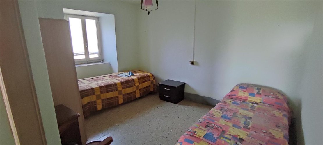 Rota Imagna in tranquillo e soleggiato borgo storico, porzione di casa con appezzamenti di terreno Rota d'Imagna