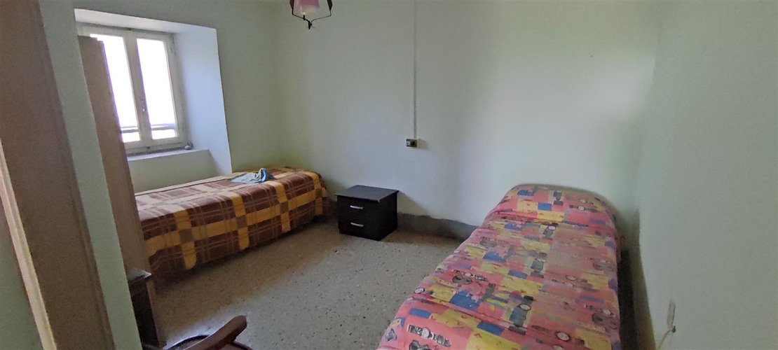 Rota Imagna in tranquillo e soleggiato borgo storico, porzione di casa con appezzamenti di terreno Rota d'Imagna