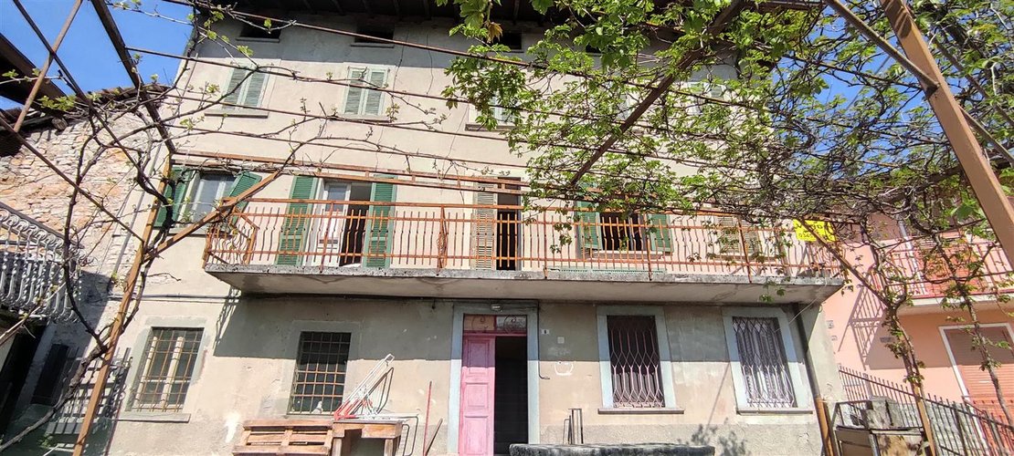 Rota Imagna in tranquillo e soleggiato borgo storico, porzione di casa con appezzamenti di terreno Rota d'Imagna