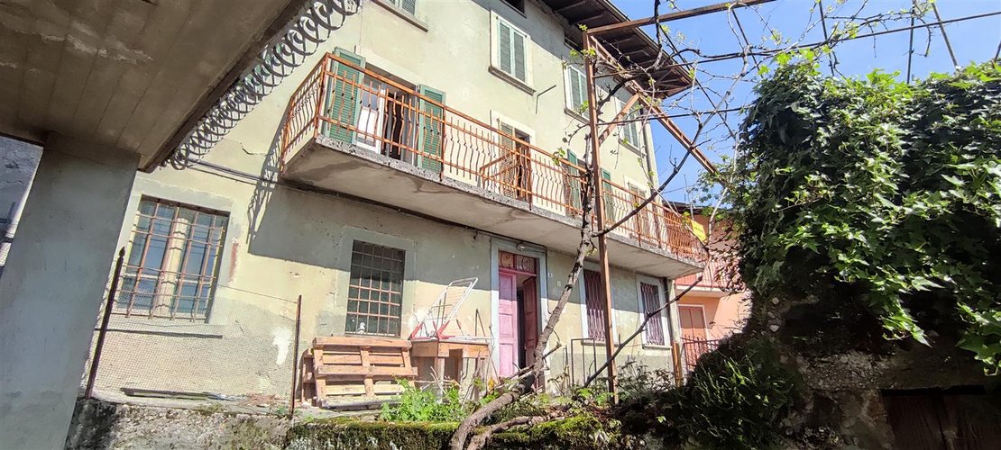 Rota Imagna in tranquillo e soleggiato borgo storico, porzione di casa con appezzamenti di terreno Rota d'Imagna