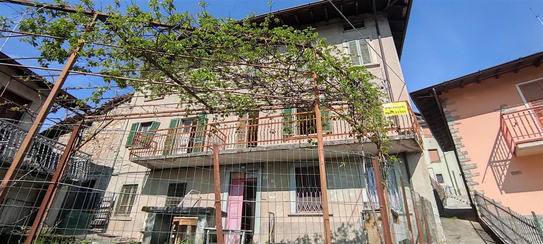 Rota Imagna in tranquillo e soleggiato borgo storico, porzione di casa con appezzamenti di terreno Rota d'Imagna