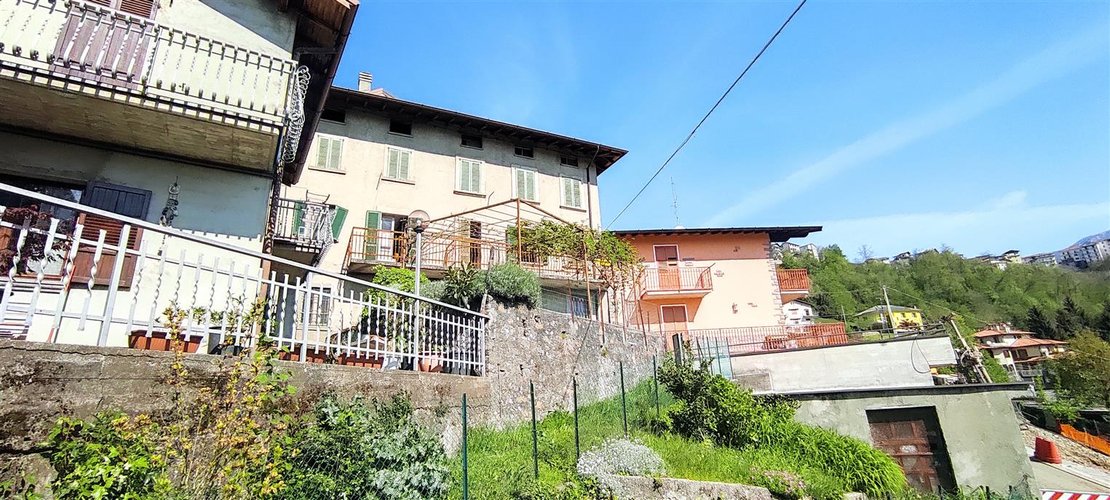 Rota Imagna in tranquillo e soleggiato borgo storico, porzione di casa con appezzamenti di terreno Rota d'Imagna