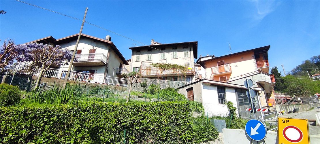 Rota Imagna in tranquillo e soleggiato borgo storico, porzione di casa con appezzamenti di terreno