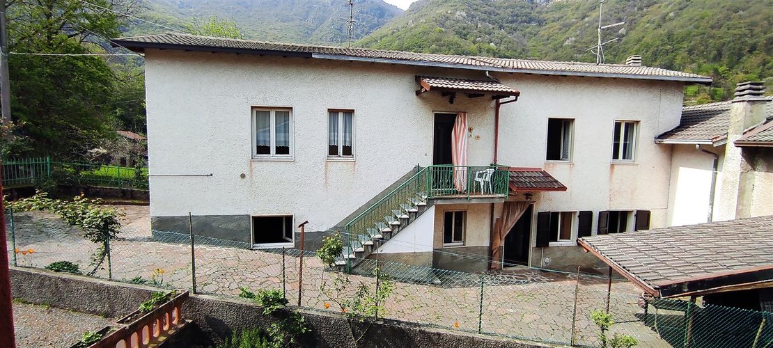 Sant’Omobono Terme vendesi ampia porzione di casa con cortile e giardino Sant'Omobono Terme