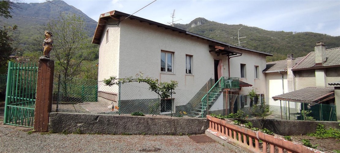 Sant’Omobono Terme vendesi ampia porzione di casa con cortile e giardino Sant'Omobono Terme