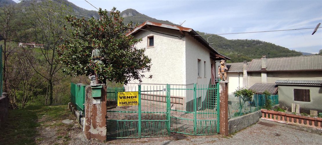 Sant’Omobono Terme vendesi ampia porzione di casa con cortile e giardino