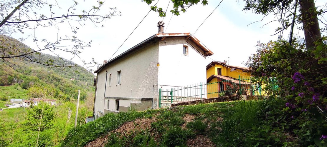 Sant’Omobono Terme vendesi ampia porzione di casa con cortile e giardino Sant'Omobono Terme
