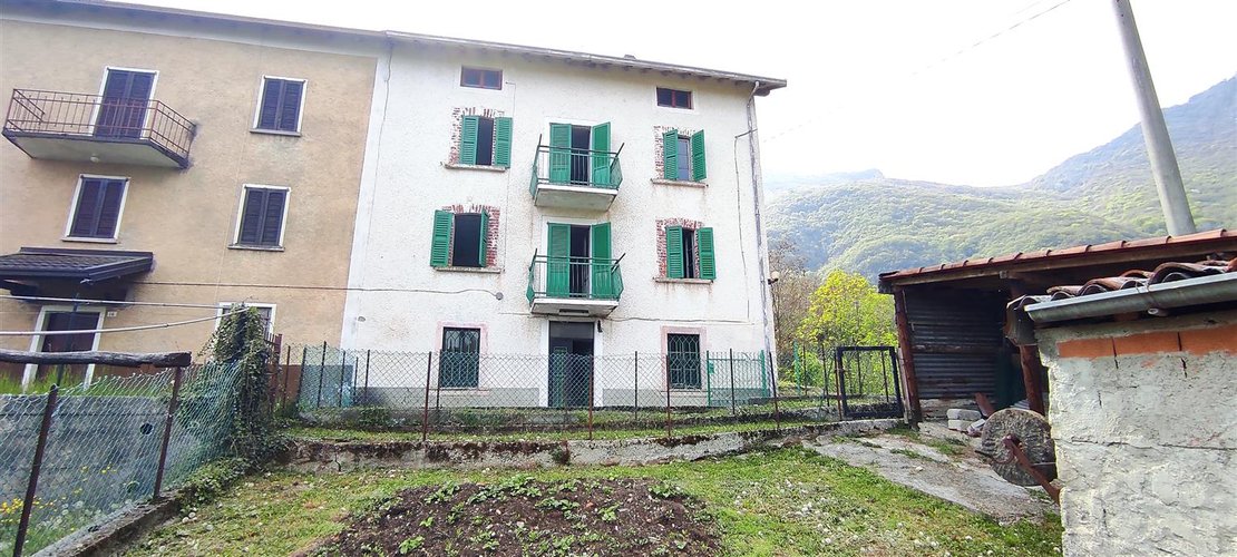 Sant’Omobono Terme vendesi ampia porzione di casa con cortile e giardino Sant'Omobono Terme