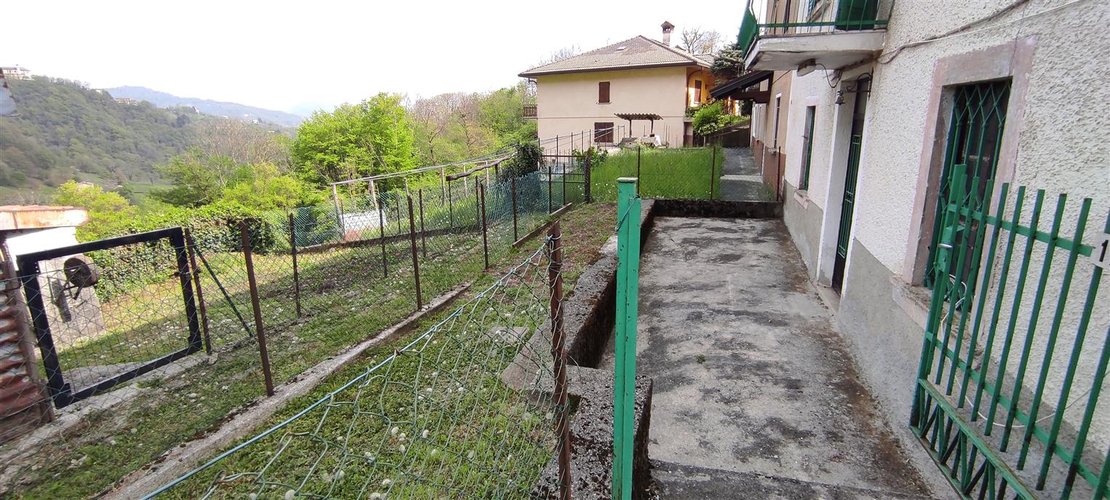 Sant’Omobono Terme vendesi ampia porzione di casa con cortile e giardino Sant'Omobono Terme