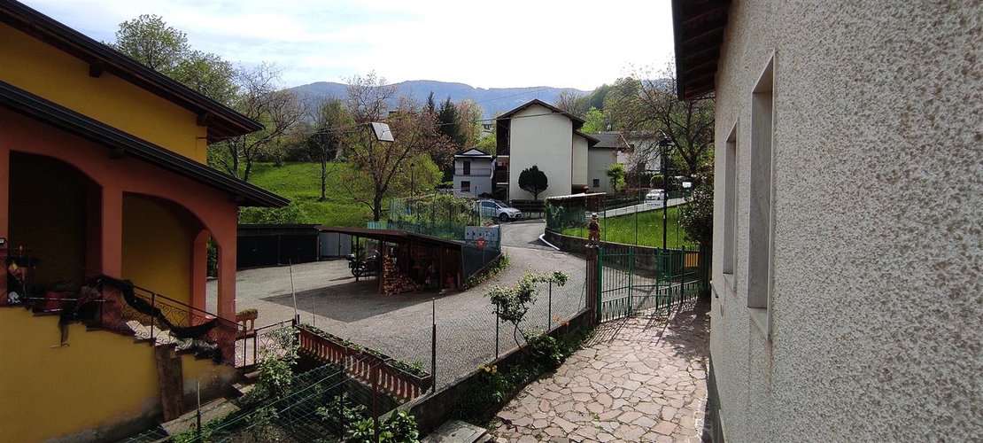 Sant’Omobono Terme vendesi ampia porzione di casa con cortile e giardino Sant'Omobono Terme