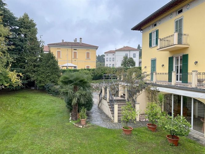 Villa d'epoca con dependance e giardino privato centro Bulciago(LC)