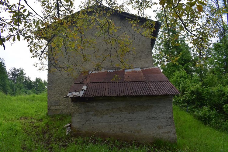 Taleggio, immerso nel verde, introvabile rustico indipendente con godibilissimo terreno a prato Taleggio