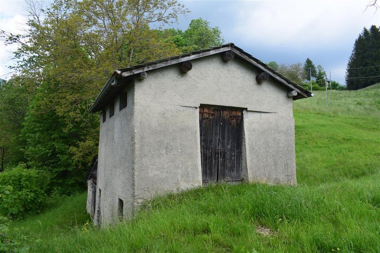 Taleggio, immerso nel verde, introvabile rustico indipendente con godibilissimo terreno a prato