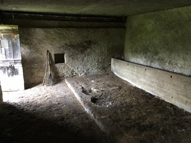 Taleggio, immerso nel verde, introvabile rustico indipendente con godibilissimo terreno a prato Taleggio