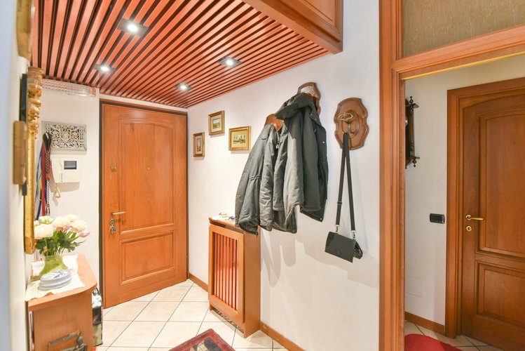 17/23 Appartamento in vendita Como