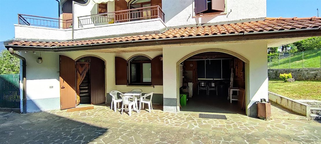 Rota Imagna, in tranquilla contrada, ma comoda ai servizi, villetta bifamiliare con giardino privato Rota d'Imagna