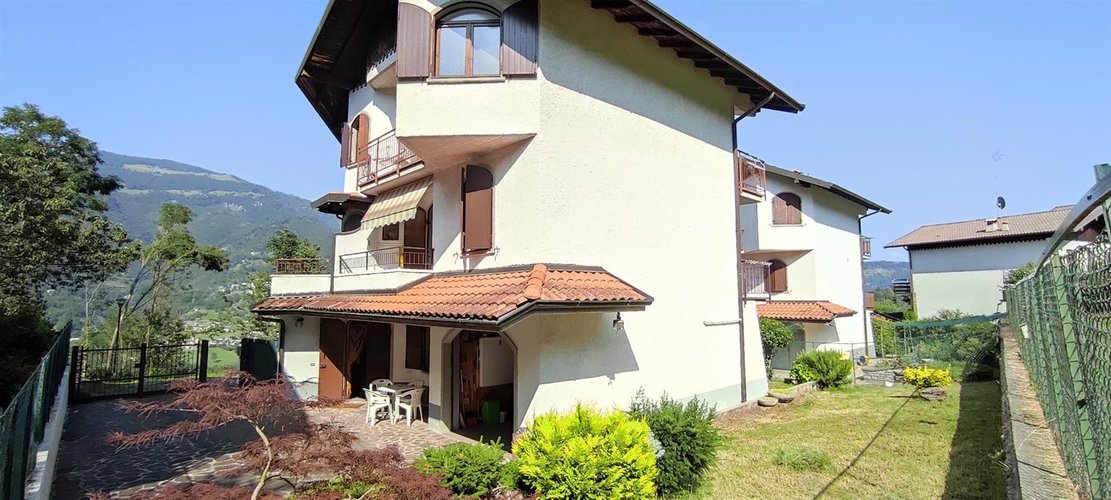 Rota Imagna, in tranquilla contrada, ma comoda ai servizi, villetta bifamiliare con giardino privato Rota d'Imagna