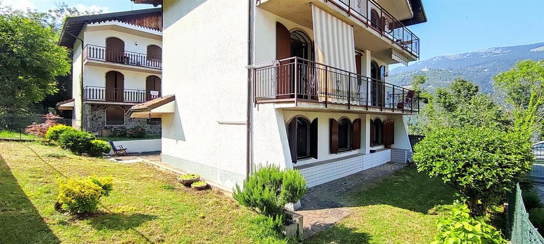 Rota Imagna, in tranquilla contrada, ma comoda ai servizi, villetta bifamiliare con giardino privato Rota d'Imagna