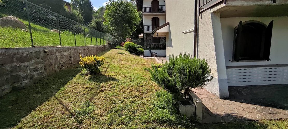 Rota Imagna, in tranquilla contrada, ma comoda ai servizi, villetta bifamiliare con giardino privato Rota d'Imagna