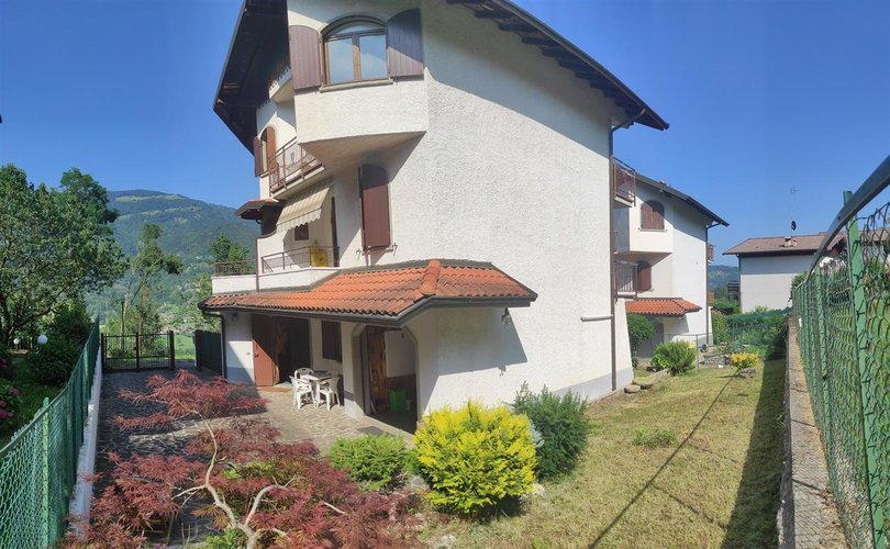 Rota Imagna, in tranquilla contrada, ma comoda ai servizi, villetta bifamiliare con giardino privato