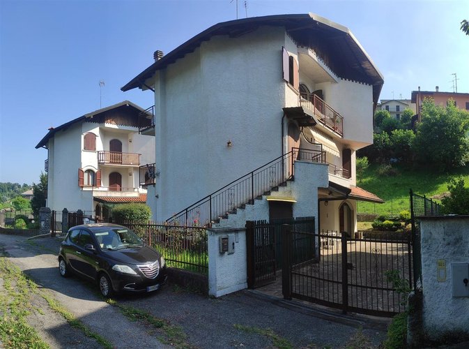 Rota Imagna, in tranquilla contrada, ma comoda ai servizi, villetta bifamiliare con giardino privato Rota d'Imagna