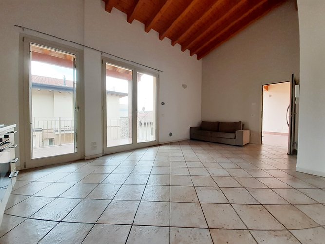 BILOCALE MANSARDATO TRAVI IN LEGNO Trescore Balneario