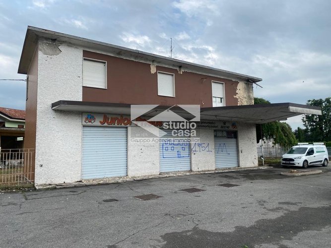 INTERO STABILE CON AMPI SPAZI E AREA ESTERNA – IDEALE PER ATTIVITÀ ARTIGIANALI O INVESTIMENTO