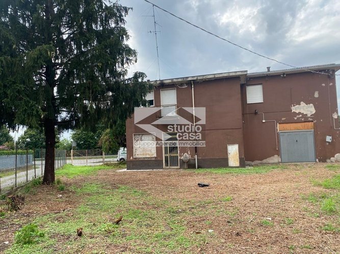 INTERO STABILE CON AMPI SPAZI E AREA ESTERNA – IDEALE PER ATTIVITÀ ARTIGIANALI O INVESTIMENTO Verdello