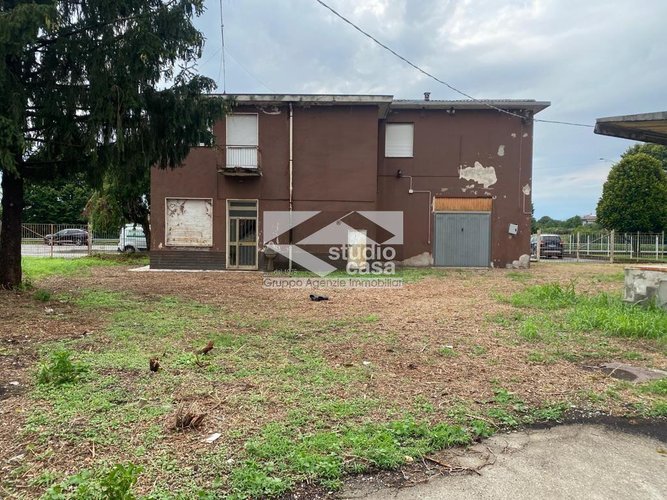 INTERO STABILE CON AMPI SPAZI E AREA ESTERNA – IDEALE PER ATTIVITÀ ARTIGIANALI O INVESTIMENTO Verdello