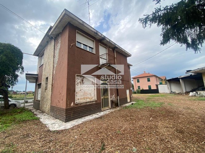 INTERO STABILE CON AMPI SPAZI E AREA ESTERNA – IDEALE PER ATTIVITÀ ARTIGIANALI O INVESTIMENTO Verdello