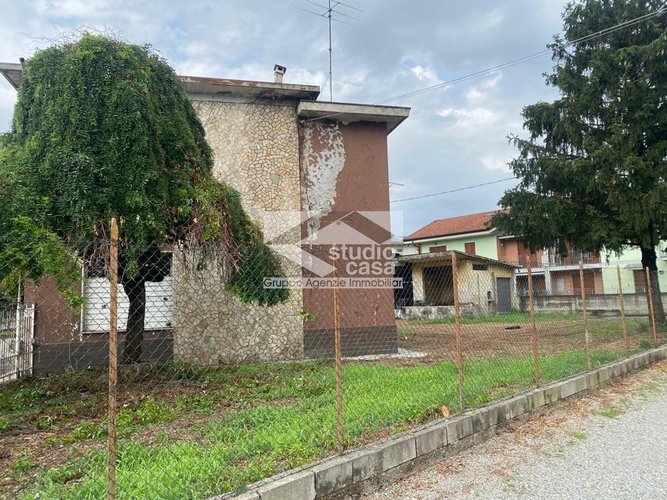 INTERO STABILE CON AMPI SPAZI E AREA ESTERNA – IDEALE PER ATTIVITÀ ARTIGIANALI O INVESTIMENTO Verdello