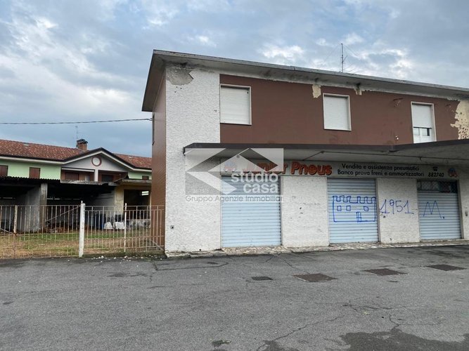 INTERO STABILE CON AMPI SPAZI E AREA ESTERNA – IDEALE PER ATTIVITÀ ARTIGIANALI O INVESTIMENTO Verdello