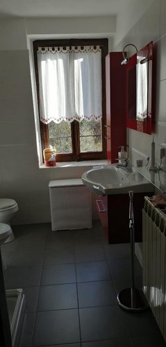 Serina contrada Rosolo, introvabile cascinetta in pietra con rustico e area di pertinenza Serina