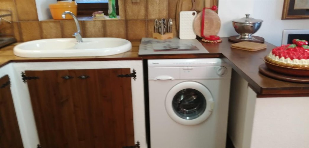 Serina contrada Rosolo, introvabile cascinetta in pietra con rustico e area di pertinenza Serina