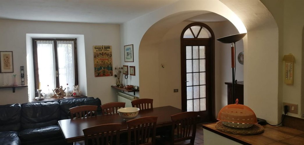 Serina contrada Rosolo, introvabile cascinetta in pietra con rustico e area di pertinenza Serina