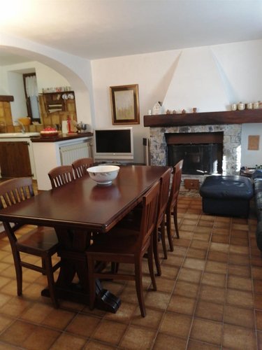 Serina contrada Rosolo, introvabile cascinetta in pietra con rustico e area di pertinenza Serina