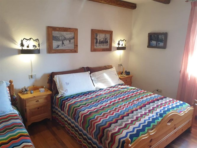 Serina contrada Rosolo, introvabile cascinetta in pietra con rustico e area di pertinenza Serina