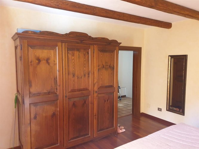 Serina contrada Rosolo, introvabile cascinetta in pietra con rustico e area di pertinenza Serina