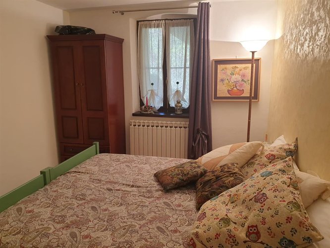 Serina contrada Rosolo, introvabile cascinetta in pietra con rustico e area di pertinenza Serina