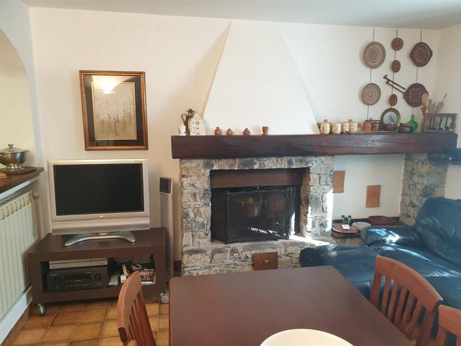 Serina contrada Rosolo, introvabile cascinetta in pietra con rustico e area di pertinenza Serina