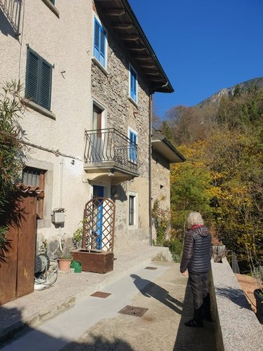 Serina contrada Rosolo, introvabile cascinetta in pietra con rustico e area di pertinenza Serina