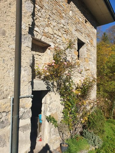 Serina contrada Rosolo, introvabile cascinetta in pietra con rustico e area di pertinenza