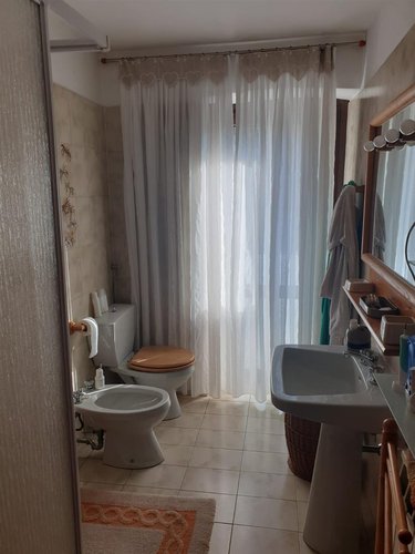 Serina contrada Rosolo, introvabile cascinetta in pietra con rustico e area di pertinenza Serina