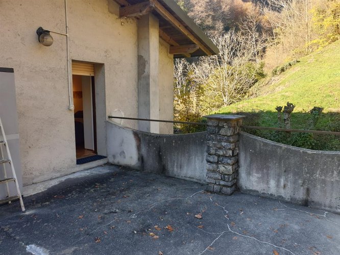 Serina contrada Rosolo, introvabile cascinetta in pietra con rustico e area di pertinenza Serina