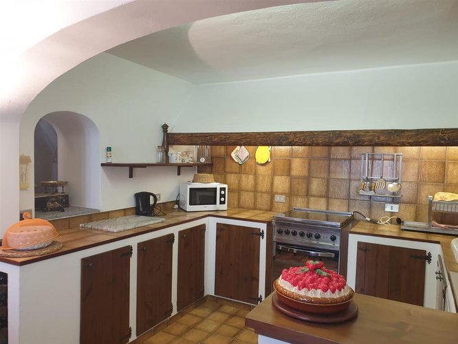 Serina contrada Rosolo, introvabile cascinetta in pietra con rustico e area di pertinenza Serina