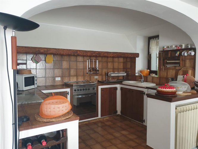 Serina contrada Rosolo, introvabile cascinetta in pietra con rustico e area di pertinenza Serina