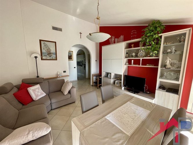 Trilocale ristrutturato con triplo box Caprino Bergamasco